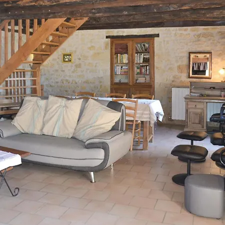 3 Bedroom Stunning In La-chapelle-saint-jean 펜션 *