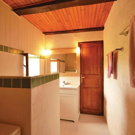 2 Bedroom Awesome In La-chapelle-saint-jean Casa vacanze La Chapelle-Saint-Jean