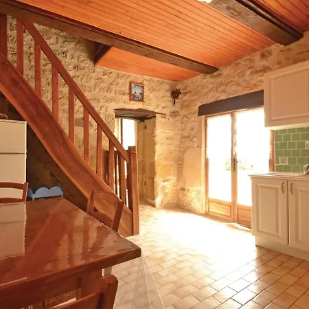 Casa de Férias Awesome In La-chapelle-saint-jean La Chapelle-Saint-Jean