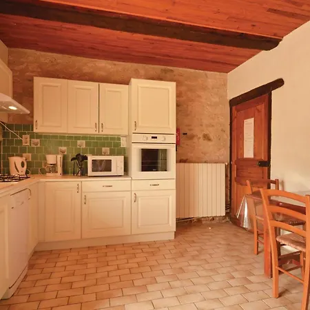 Casa vacanze 2 Bedroom Awesome In La-chapelle-saint-jean *