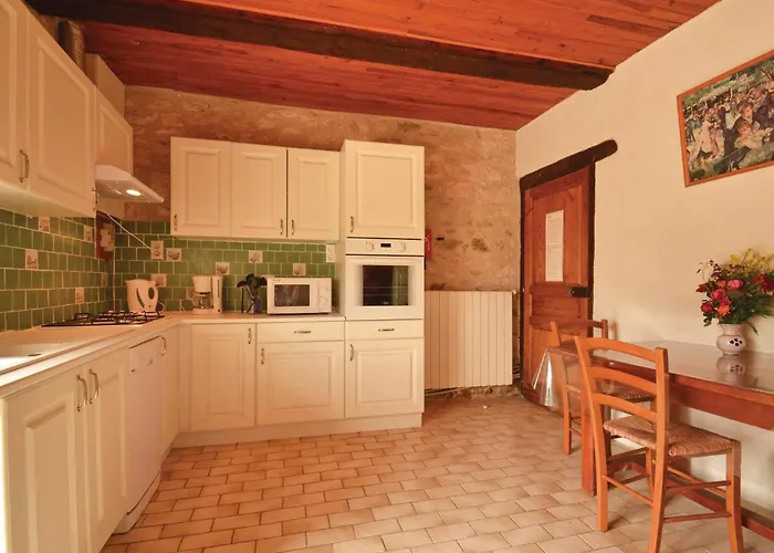 Сasa de vacaciones Awesome In La-chapelle-saint-jean *